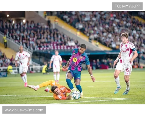 前锋足球明星合照高清展现球场风采与团队精神的完美瞬间